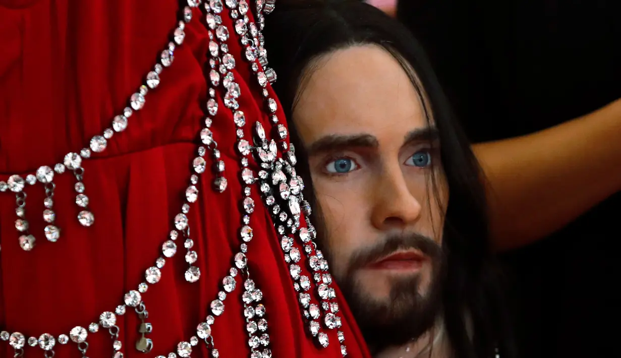 Replika potongan kepala Jared Leto saat menghadiri pergelaran Met Gala di New York, Amerika Serikat (AS), Senin (6/5/2019). Pria yang dikenal sebagai Joker ini hadir dengan sebuah patung kepala di tangan yang menyerupai wajahnya. (REUTERS/Andrew Kelly)