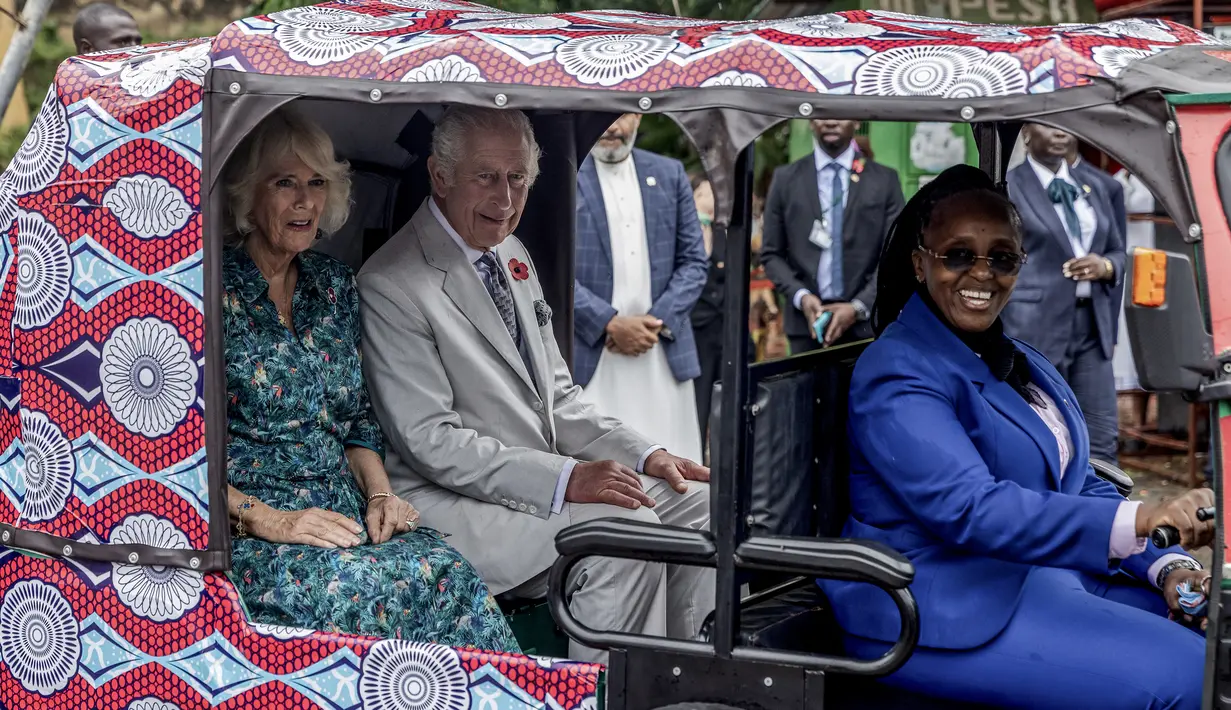 Sebagai gantinya, Charles dan Camilla berpose dengan kendaraan listrik ramah lingkungan di luar Fort Jesus yang bersejarah di Kenya. (Luis Tato/AFP)