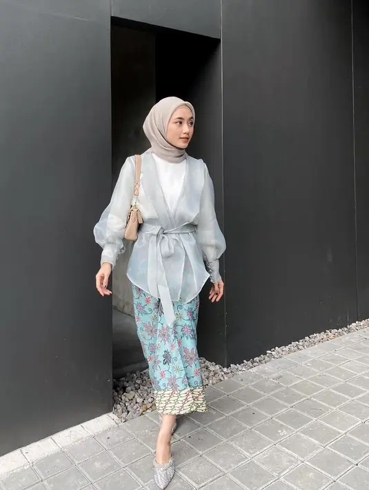 Kombinasi outer organza dan kain songket jadi pilihan menarik. @irnadila.