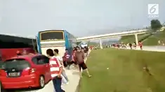 Setelah mendukung Persija di Stadion Manahan, Solo. Bus jakmania dilempari oknum tak dikenal. Merasa diganggu, Jakmania turun mencari pelaku