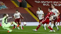 Andrew Robertson dari Liverpool, kanan kedua, mencetak gol kedua timnya selama pertandingan sepak bola Liga Utama Inggris antara Liverpool dan Arsenal di Anfield di Liverpool, Inggris, Senin, 28 September 2020. (Jason Cairnduff / Pool via AP)