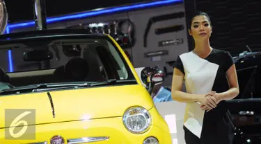 Model berdiri di sisi mobil yang dipamerkan pada Indonesia Internasional Motor Show 2016 di JIEXPO, Kemayoran, Jakarta, Kamis (7/4/2016). Dibuka oleh Wapres Jusuf Kalla, IIMS 2016 menargetkan nilai transaksi Rp 2 Triliun. (Liputan6.com/Helmi Fithriansyah)