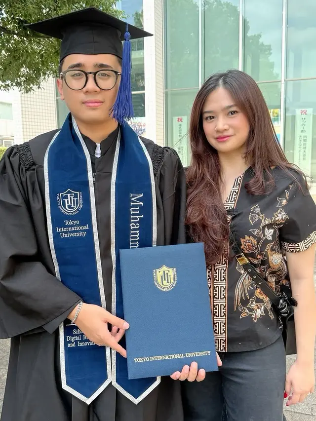 Tiarani  putri Mulan Jameela hadir di wisuda adiknya. [@mulanjameela1]