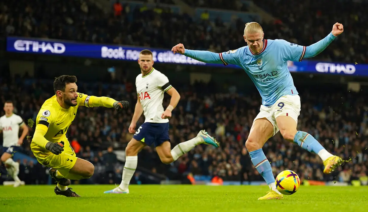 Pemain Manchester City Erling Haaland (kanan) menendang bola ke gawang dan diselamatkan oleh kiper Tottenham Hotspur Hugo Lloris (kiri) pada pertandingan sepak bola Liga Inggris di Etihad Stadium, Manchester, Inggris, 19 Januari 2023. Manchester City mengalahkan Tottenham Hotspur dengan skor 4-2. (AP Photo/Dave Thompson)