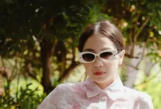 Gaya Mahal Nagita Slavina Serba Dior saat Liburan ke Bali. [@raffinagita1717]