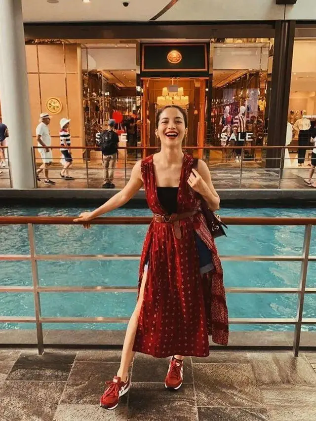 5 Gaya Nadin Amizah hingga Febby Rastanty Padukan Wastra & Sneakers, Inspirasi Tampilan Berkain yang Unik dan Nyaman