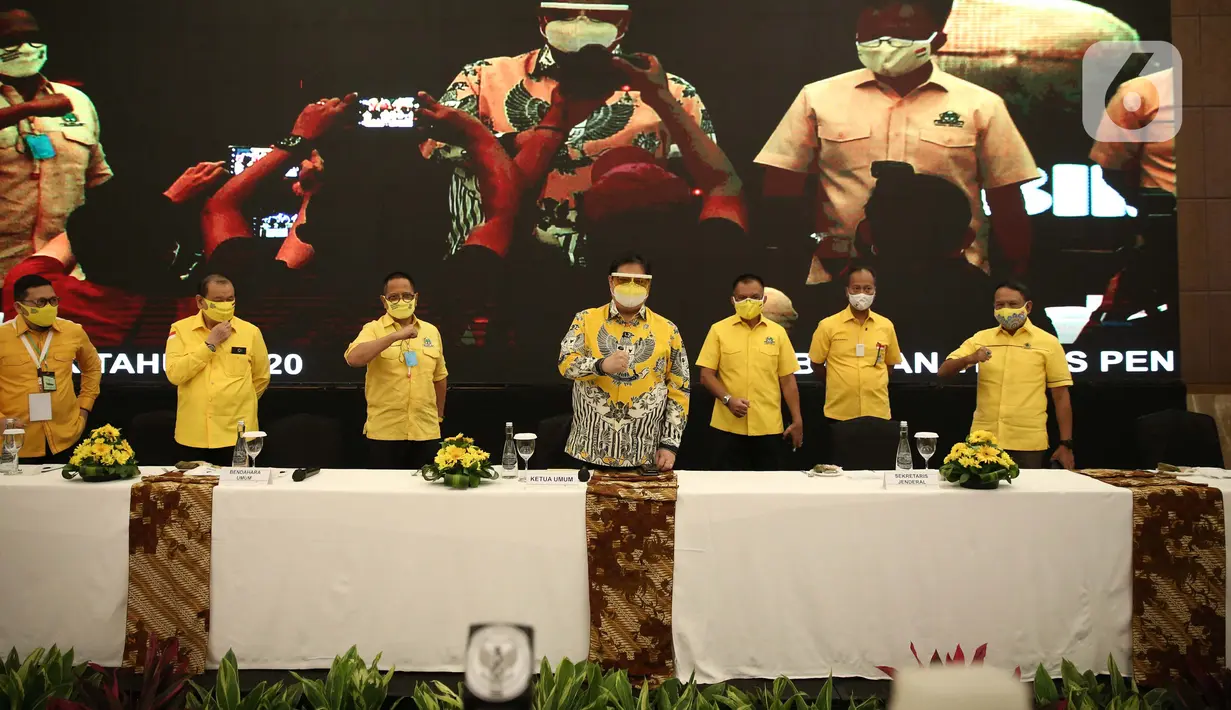 Ketua Umum Partai Golkar Airlangga Hartarto (tengah) menghadiri Bimbingan Teknis Pilkada Serentak 2020 bagi Pimpinan DPRD dan Ketua Fraksi wilayah Jawa III, Bali, NTB, dan NTT di Jakarta, Minggu (26/7/2020). Acara tersebut membahas peraturan dalam Pilkada Serentak 2020. (Liputan6.com/Faizal Fanani)