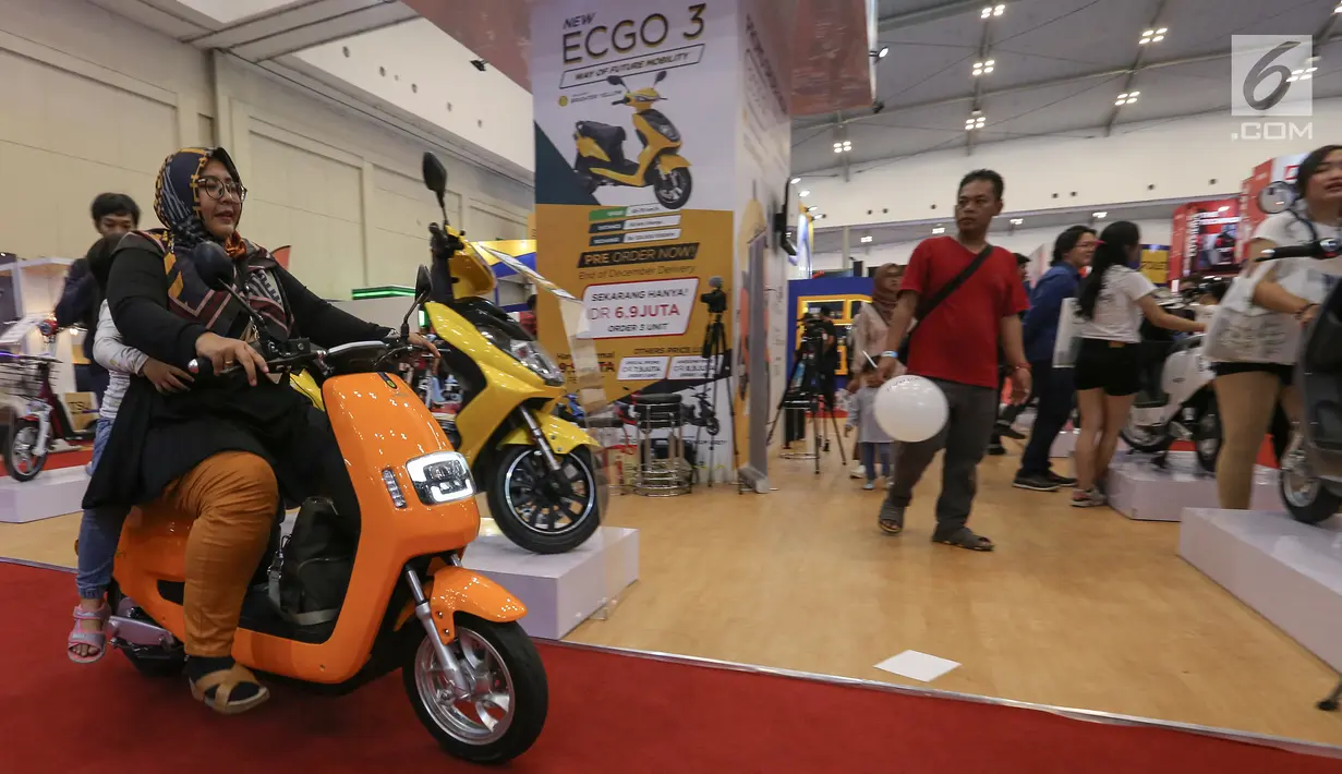 Pengunjung menjajal motor listrik Easy Go (ECGO) Bike II di pameran GIIAS 2019, ICE BSD Tangerang, Sabtu (27/7/2019). Motor ramah lingkungan dengan kecepatan 70 km/jam berhasil meraup total pemesanan sebanyak 1.120 unit. (Liputan6.com/Fery Pradolo)