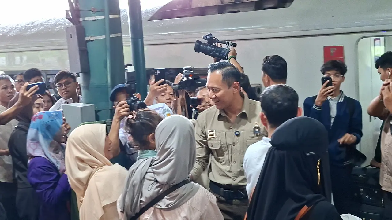 Menko Bidang Infrastruktur dan Pembangunan Kewilayahan, Agus Harimurti Yudhoyono (AHY) meninjau Stasiun Gambir, Jakarta, Selasa (23/12/2025). (Foto: Liputan6.com/Arief RH)