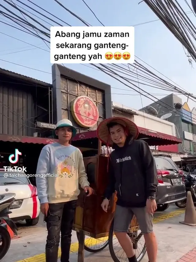 Okin dengan Kembaran Tukang Jamu