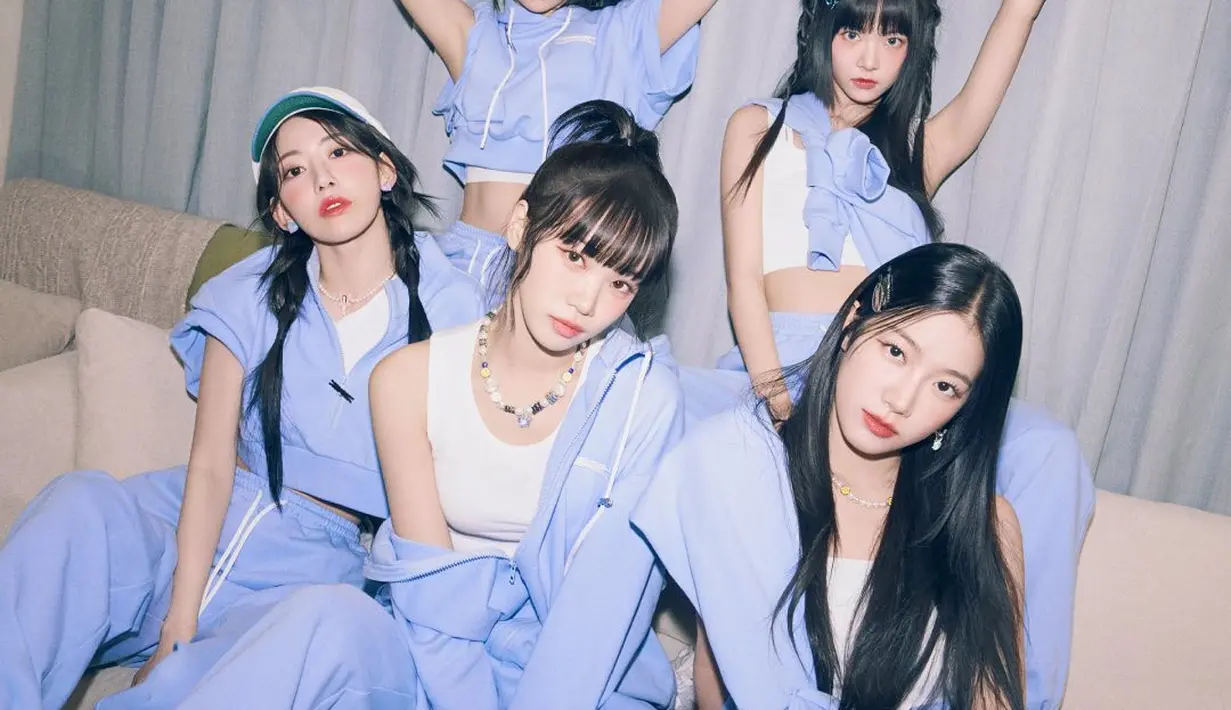 Kim Chaewon, Hong Eunchae, Sakura, Kazuha, dan Huh Yunjin digambarkan dalam potret kampanye pertama, mengenakan look dari pra-koleksi. [Foto: Instagram/le_sserafim]