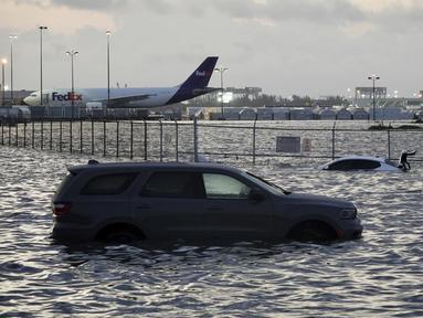 Banjir melanda Bandara Internasional Fort Lauderdale-Hollywood setelah hujan lebat melanda Florida Selatan pada 13 April 2023.  (Joe Cavaretta /South Florida Sun-Sentinel via AP)