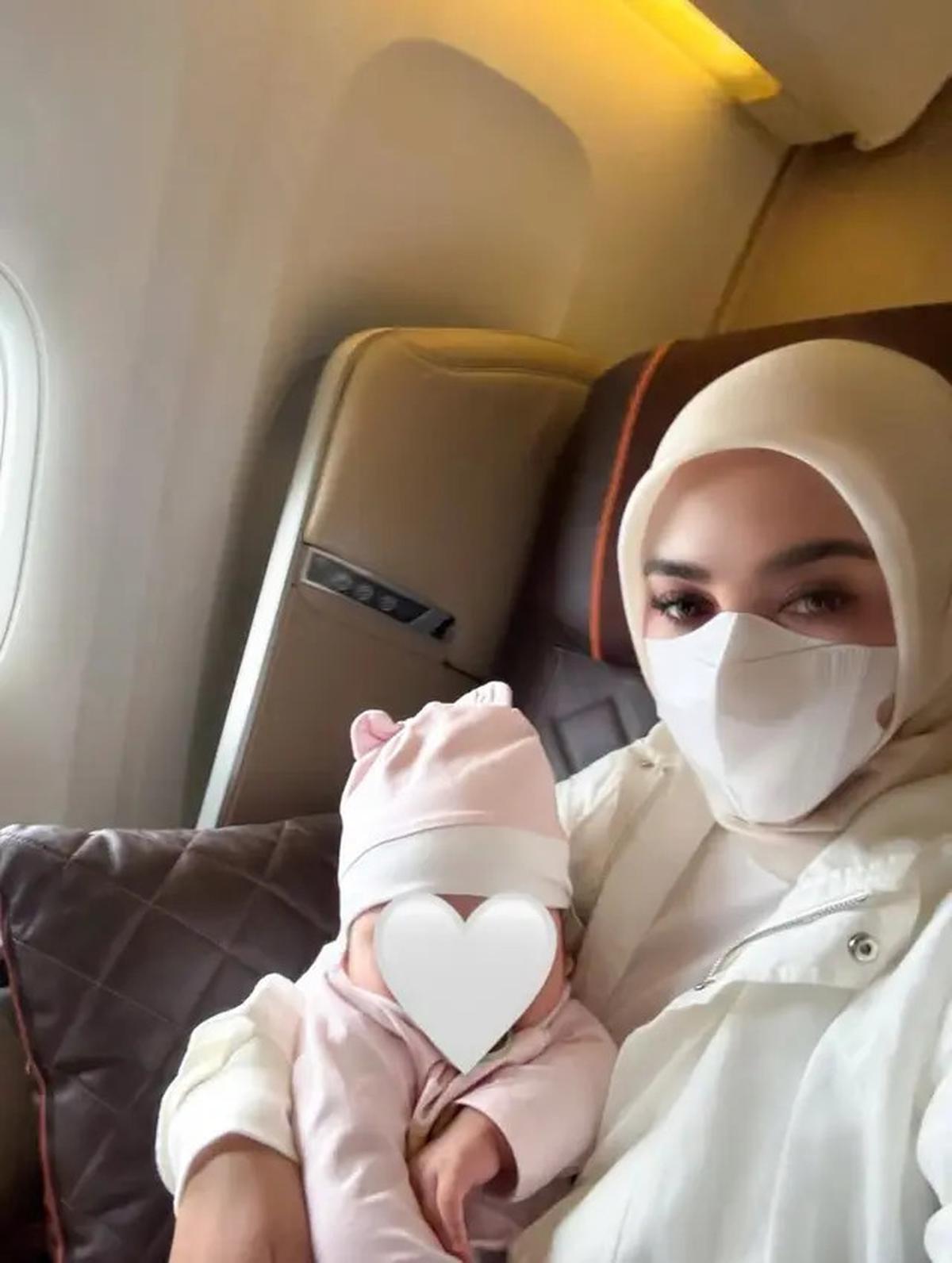 Model Baju Bayi Baby R Anak Syahrini saat Rayakan Idul Adha 2025 di Tokyo, Tampil Manis dan Berkelas
