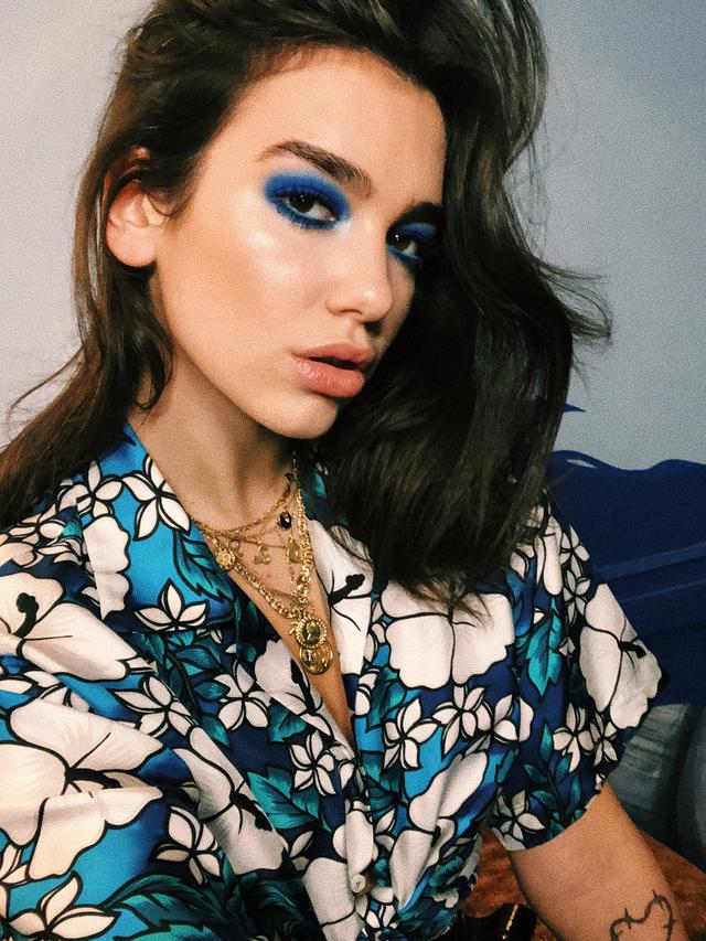 [Bintang] Sering Menjulurkan Lidah, 3 Makeup Andalan Dua Lipa Ini Super Edgy!