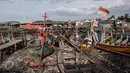 Sejumlah kapal nelayan tengah bersandar karena air laut surut di kawasan Kampung Nelayan Cilincing, Jakarta Utara Rabu (8/2). (Fery Pradolo/Liputan6.com)