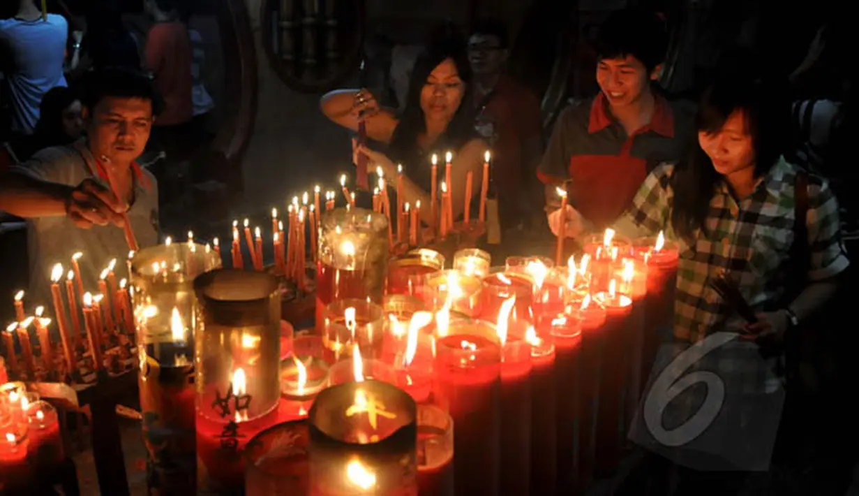 Sejumlah etnis Tionghoa menyalakan hio saat akan melaksanakan doa, pada malam tahun baru Imlek 2566 di Klenteng Boen Tek Bio di Pasar Lama, Tangerang, Rabu (18/2/2015) malam. (Liputan6.com/Johan Tallo) 
