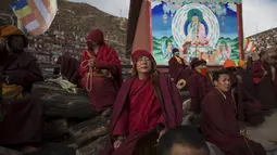 Para Biksu Tibet saat beristirahat dalam perjalanannya menuju Larung Wuming Buddha Institute, Tibet, Cina (1/11/2015). Ribuan orang berkumpul untuk berdoa dan bernyanyi selama ikuti Utmost Bliss Dharma. (REUTERS/Damir Sagolj)