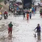 Pengendara dan pejalan kaki melewati perempatan Green Garden, Kedoya, Jakarta, Jumat (3/1/2020). Hingga hari ke-3, banjir masih menggenangi sekitar kawasan perempatan Green Garden, Kedoya akibatnya pengendara harus lebih waspada menghindari mesin kemasukan air. (Liputan6.com/Helmi Fithriansyah)