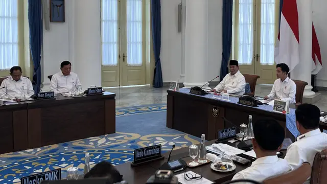 Presiden Prabowo Subianto memimpin langsung sidang perdana Dewan Pertahanan Nasional (DPN) di Istana Bogor, Jawa Barat.(Liputan6.com/Nanda Perdana Putra)