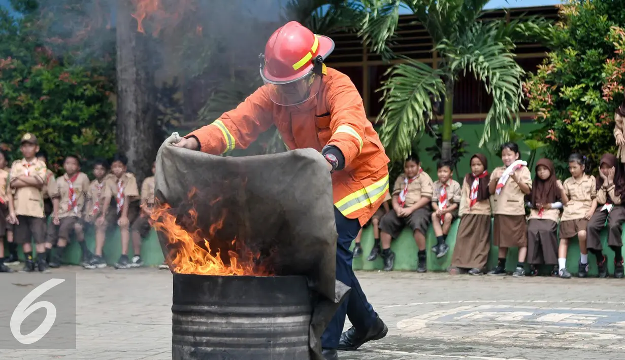 Dinas Pemadam Kebakaran (Damkar) menggelar penyuluhan dan sosialisasi singkat mengatasi kebakaran di SDN 04 Pagi, Jagakarsa, Jakarta Selatan, Rabu (21/9). (Liputan6.com/Yoppy Renato)