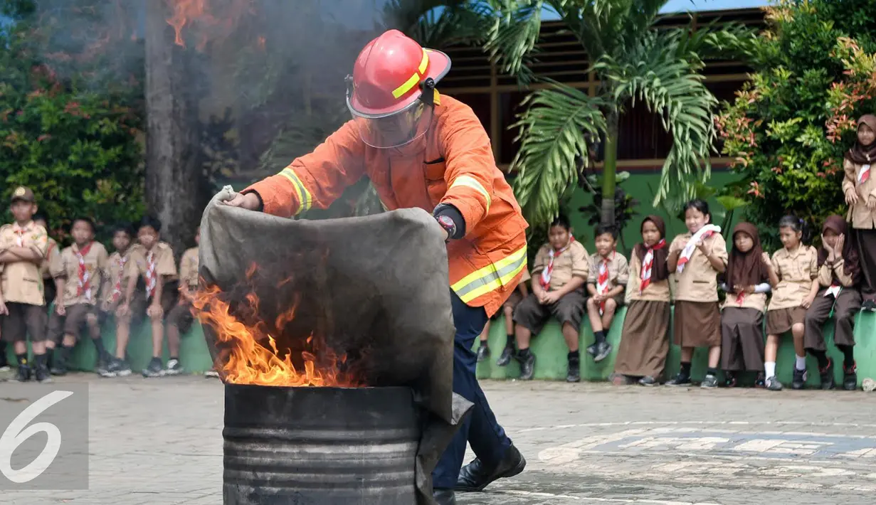 Dinas Pemadam Kebakaran (Damkar) menggelar penyuluhan dan sosialisasi singkat mengatasi kebakaran di SDN 04 Pagi, Jagakarsa, Jakarta Selatan, Rabu (21/9). (Liputan6.com/Yoppy Renato)
