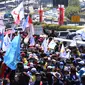 Ribuan buruh melakukan aksi di depan Gedung DPR RI, Jakrta, Selasa (25/8/2020). Aksi tersebut menolak draft omnibus law RUU Cipta Kerja yang diserahkan pemerintah kepada DPR. (Liputan6.com/Angga Yuniar)