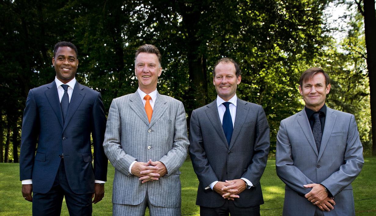 Asisten pelatih Patrick Kluivert Patrick Kluivert (kiri), pelatih kepala Louis van Gaal (tengah kiri), asisten pelatih Danny Blind (kedua kanan), dan pelatih kiper Frans Hoek berfoto bersama setelah presentasi pelatih baru Timnas Belanda di Zeist, Inggris, 10 Agustus 2012. (AFP/ANP/Koen van Weel)