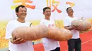 Sejumlah petani mengikuti kompetisi labu terberat di Shiyong, Kota Guang'an, Provinsi Sichuan, China, 20 September 2020. Berbagai aktivitas digelar di seluruh negeri untuk menyambut festival panen petani China ketiga yang jatuh pada 22 September. (Xinhua/Qiu Haiying)