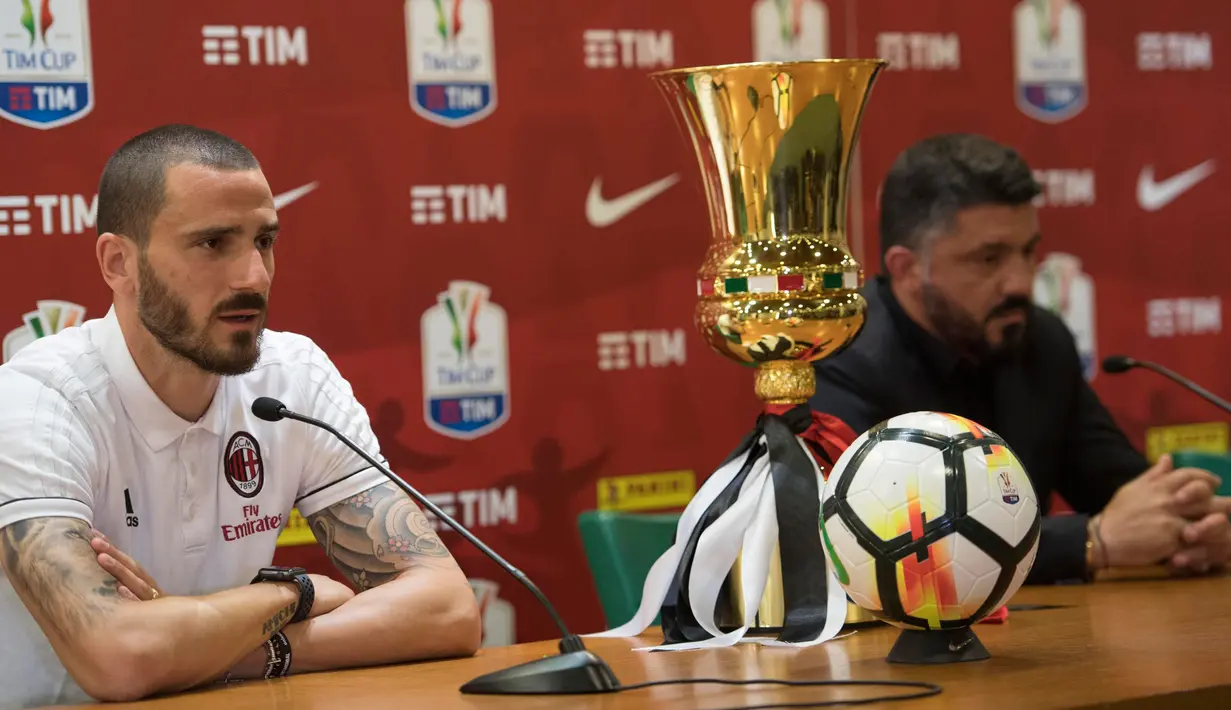 Kapten AC Milan Leonardo Bonucci memberi keterangan saat konferensi pers di stadion Olimpico, Roma, Italia, (8/5). AC Milan akan berhadapan dengan Juventus pada final Coppa Italia. (AP Photo/Maurizio Brambatti)