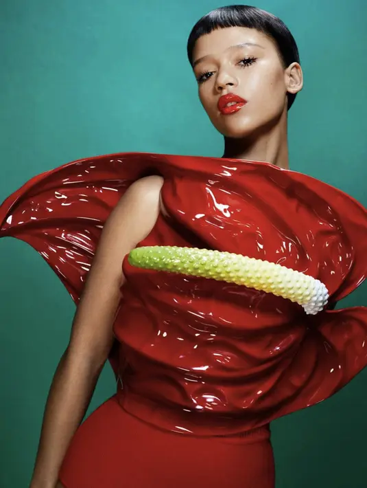 Eksplorasi gaya yang berani membuat tampilan Taylor begitu curi perhatian. Kali ini ia tampak berani dengan gaya yang menyerupai kelopak bunga. [Foto: Instagram/ Taylor Russell]