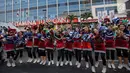 Pemandu sorak memeriahkan prosesi Torch Relay Asian Games 2018 di Jakarta, Sabtu (18/8). Hari ini merupakan puncak kirab obor Asian Games 2018 dimana api abadi akan berlabuh di Gelora Bung Karno (Liputan6.com/Faizal Fanani)