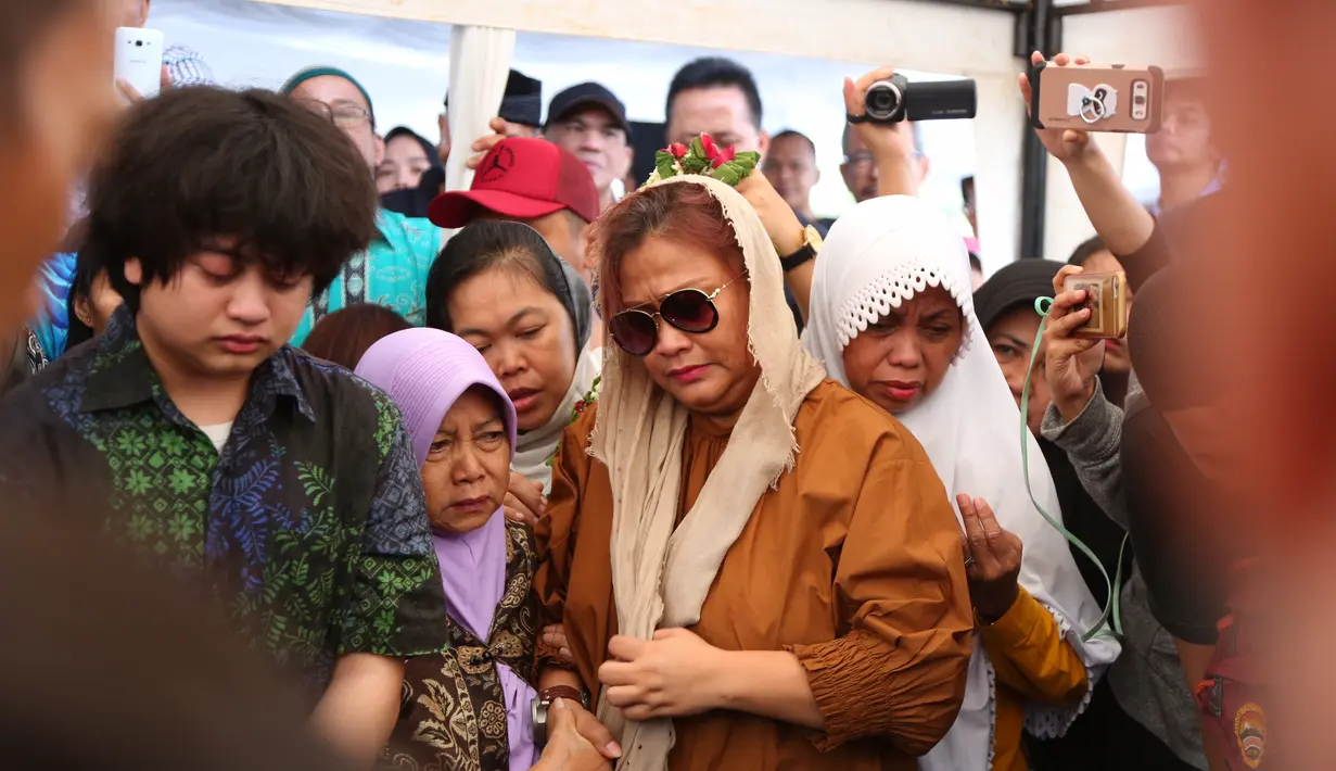 Suasana haru mewarnai pemakaman musisi yang sejak remaja menekuni dunia musik hingga akhir hayatnya. Pemakaman berlangsung khidmat. (Daniel Kampua/Bintang.com)