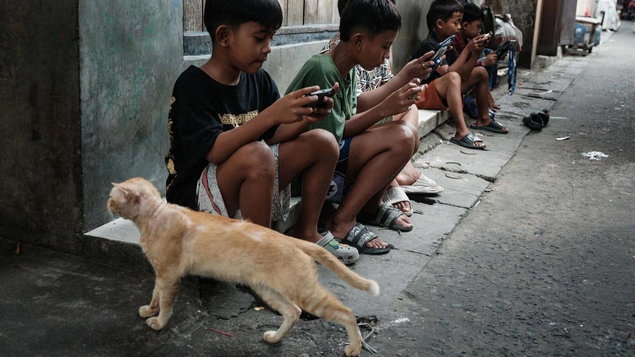 FOTO: Aturan Baru Batasi Akses Digital Anak Mulai Berlaku Hari Ini