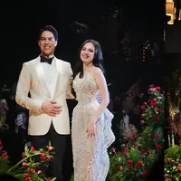 Sebagai pusat perhatian, Syifa Hadju tampil memukau dalam balutan gaun strapless bernuansa ivory karya desainer lokal Tex Saverio. [@elsyifa.fanspage_].