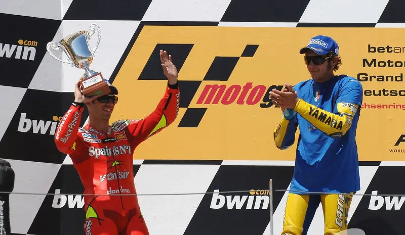 Valentino Rossi memenangi persaingan dengan Marco Melandri pada MotoGP Jerman 2006. (Motorsport)