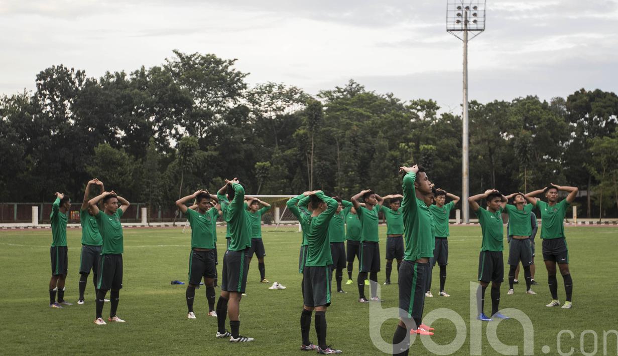 Para pemain Timnas Indonesia U-19 melakukan pendinginan usai mengikuti latihan. Di Piala AFF U-18 mendatang, Garuda Muda tergabung di Grup B bersama Vietnam, Brunei, Filipina, Selandia Baru dan tuan rumah Myanmar. (Bola.com/Vitalis Yogi Trisna)