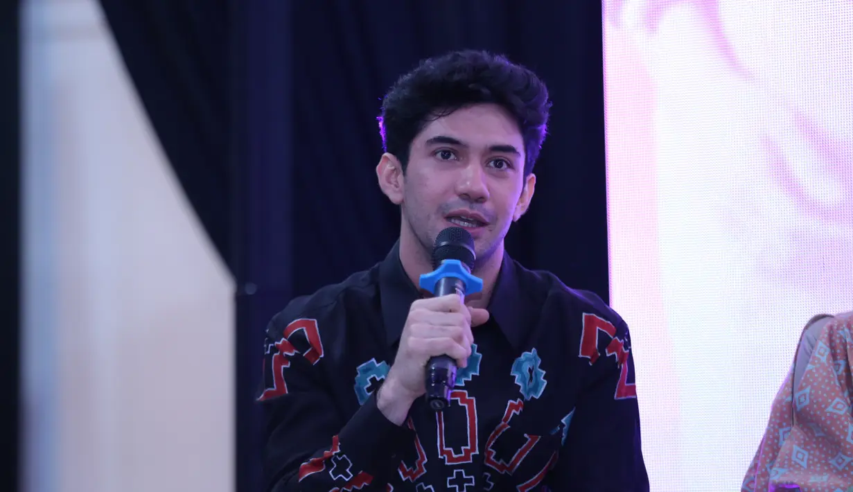 Reza Rahadian hadir saat peluncuran perangko Habibie Ainun di CoHive Filateli, Jakarta Pusat, Jumat(20/12/2019) malam. (Daniel Kampua/Fimela.com)