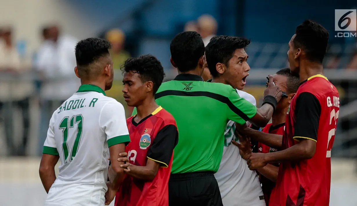 Suasana keributan antar kedua Timnas  dalam laga penyisihan grup B SEA Games XXIX Kuala Lumpur di Stadion Majlis Perbandaran Selayang, Malaysia, Minggu (20/8). Indonesia menang dengan mengalahkan Timor Leste dengan skor 1-0 . (Liputan6.com/Faizal Fanani)