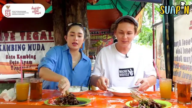 Ussy Sulistiawaty Makan di Pinggir Jalan