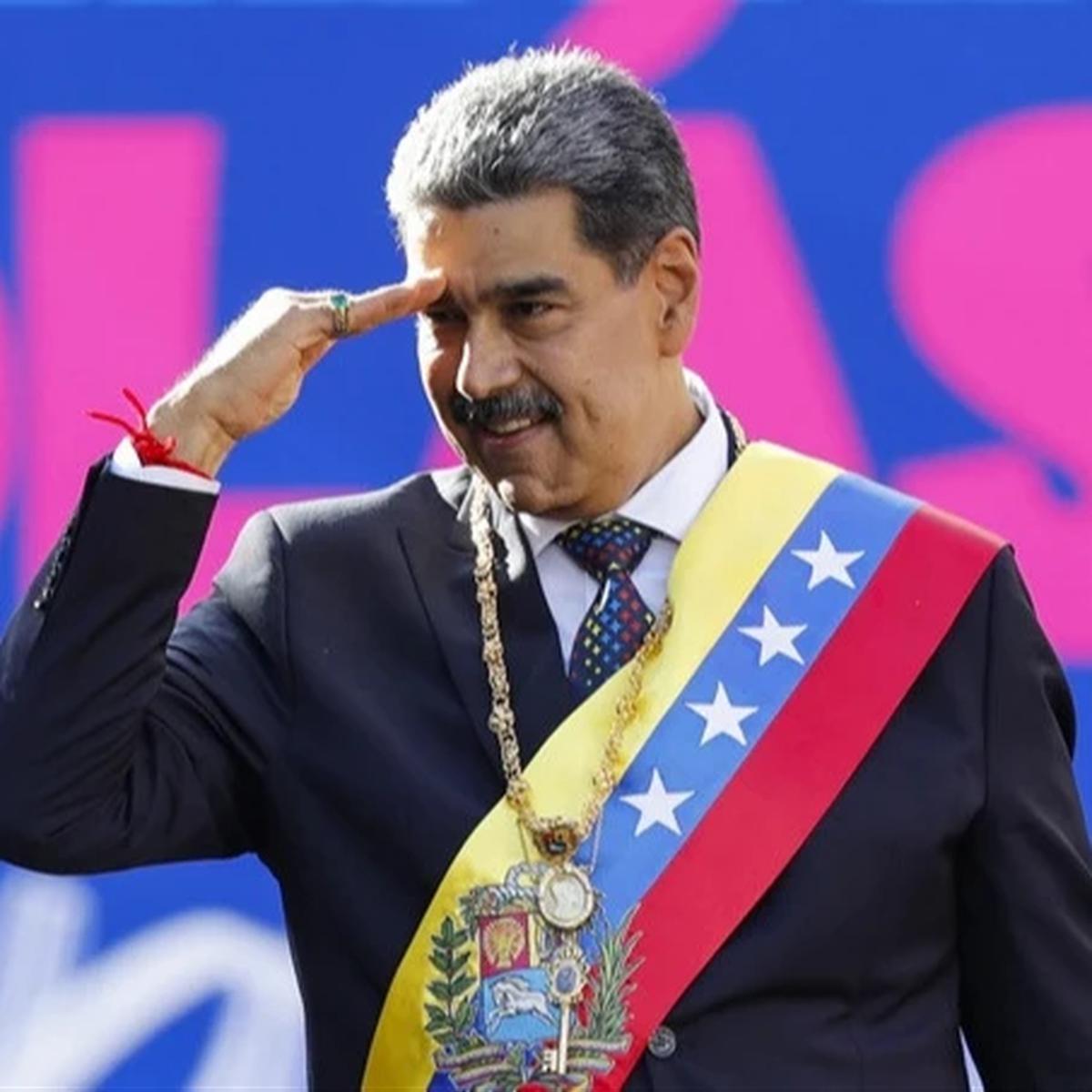 Presiden Venezuela Nicolás Maduro menyapa para pendukungnya pada hari pelantikannya untuk masa jabatan ketiga di istana kepresidenan Miraflores, Caracas, Venezuela, 10 Januari 2025.