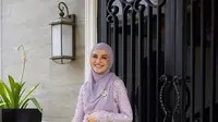 Shireen tampil dengan kebaya brokat warna ungu muda yang serasi dengan kerudungnya. Kebaya dari brand Berkat Kebaya tersebut, dipadukan Shireen menemgenakan kain batik sebagai bawahannya dengan warna pastelnya