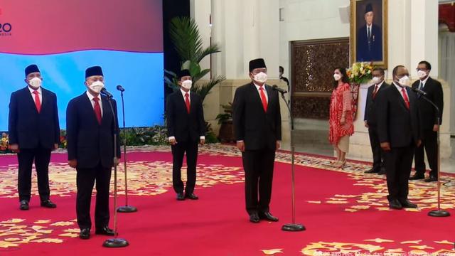 Presiden Jokowi melantik Hadi Tjahjanto dan Zulkifli Hasan sebagai menteri. Juga tiga tokoh lainnya menjadi wakil menteri