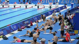 Tim Jerman melakukan pemanasan selama sesi latihan renang di Tokyo Aquatics Center pada Olimpiade Musim Panas 2020 di Tokyo, Jepang (22/7/2021). Para atlet melakukan pelemasan otot sebelum berlaga agar dapat tampil maksimal saat bertanding. (AP Photo/Martin Meissner)