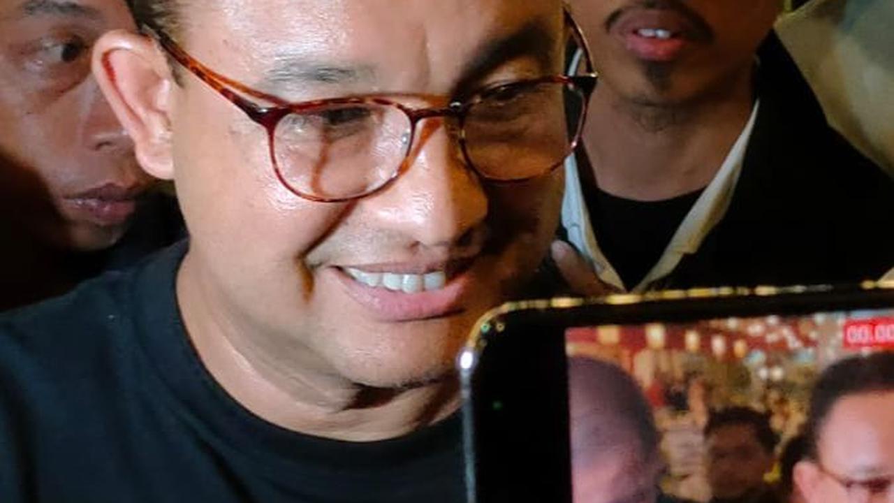 Jalan Santai di Makassar, Anies 'Sindir' Prabowo: Tak Perlu Pakai Pesawat Lewati Atas Kita