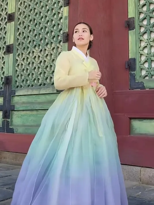 Tak hanya penampilan, paras cantik Ayu Ting Ting itu juga ramai pujian warganet. Banyak yang memuji jika penampilan Ayu Ting Ting di unggahan tersebut sudah mirip dengan warga lokal setempat.
(Liputan6.com/IG/@ayutingting92)