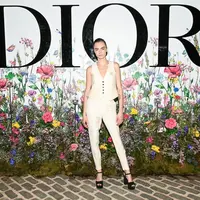 Cara Delevigne tampil stylish dalam balutan busana Dior Ready-To-Wear oleh Maria Grazia Chiuri. Bintang film Suicide Squad ini juga melengkapi penampilannya dengan sepatu, perhiasan dan riasan dari Dior dan Dior Beauty. (dok/Dior).