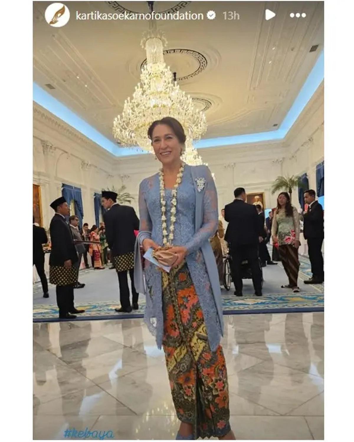 6 Potret Kartika Sari Dewi Soekarno Berkebaya Biru Hadiri HUT RI di Istana Merdeka