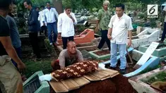 Seorang balita tewas setelah dilempar dari ketinggian 3 meter oleh seorang wanita yang diduga mengalami gangguan jiwa.