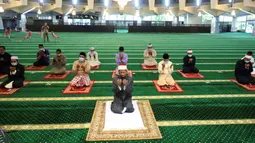 Jemaah melaksanakan salat Jumat jelang Idul Fitri di Masjid Negara Malaysia, Penang, Malaysia, Jumat (22/5/2020). Jaga jarak aman diterapkan selama ibadah di tengah kekhawatiran akan penyebaran virus corona COVID-19. (GOH Chai Hin/AFP)