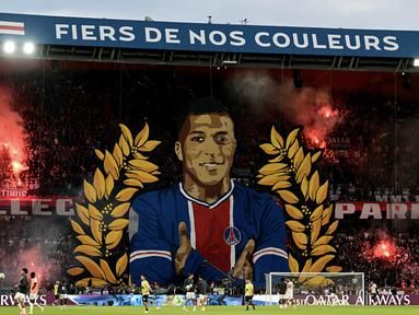 Suporter Paris Saint-Germain (PSG) melakukan acara perpisahan dengan megabintang Timnas Perancis Kylian Mbappe dengan mempersembahkan koreografi keren. (AFP/Miguel Medina)